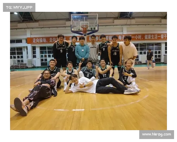 大学篮球赛在七号操场进行,吸引大量同学围观