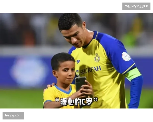 意大利足球记者Eleonora Incardona走红，场边采访风格受球迷喜爱